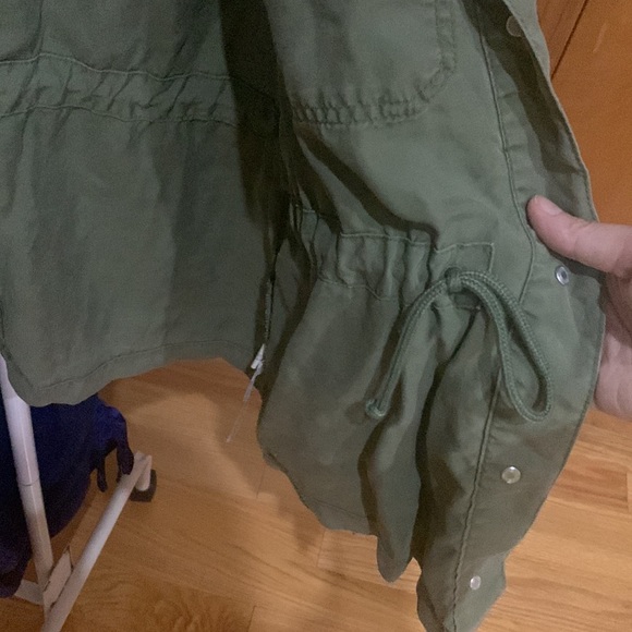 Gap shirt/button up. Like new. Size M. Army green. Draw strings inside. - Picture 4 of 5